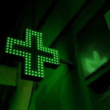 Pharma Una cruz iluminada de una farmacia